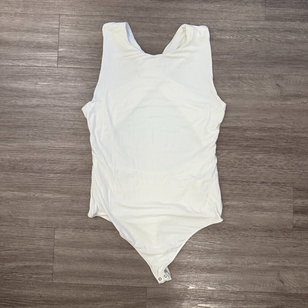Soft Matte Seamless Cross-Back Shell Bodysuit - Picture 2 of 3